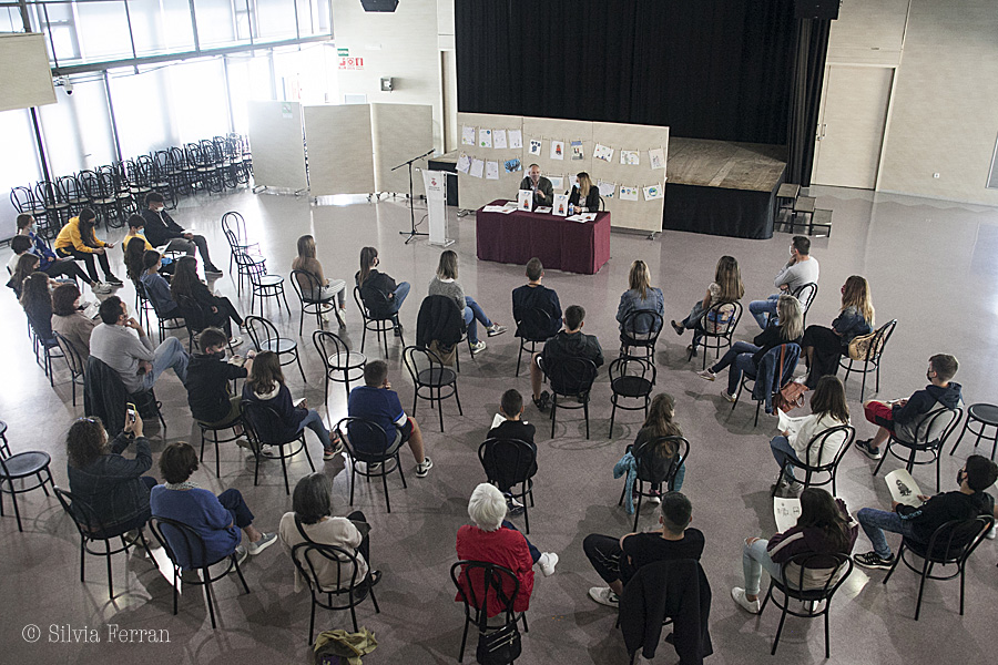 La presentació del llibre es va fer a la Sala Basart Cooperativa