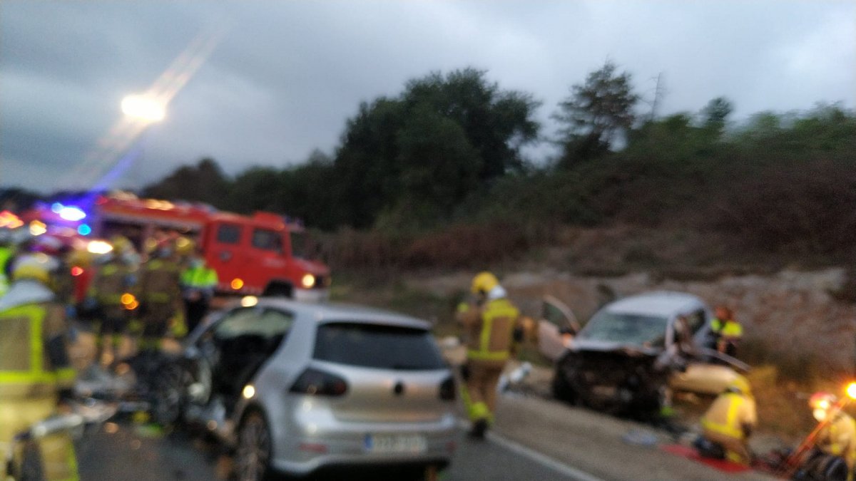 Els serveis d'emergències treballant al lloc de l'accident