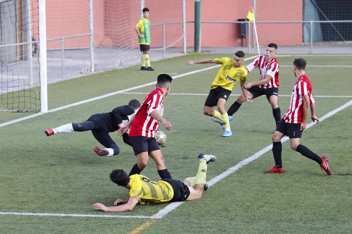 Omar Boulom en el moment de marcar el tercer gol del Voltregà