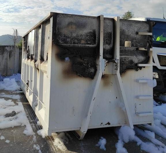 Un dels contenidors afectats pel foc