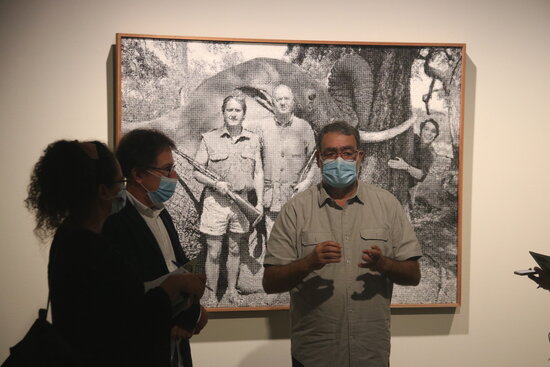 Joan Fontcuberta amb l'obra 'Botswana Safari' a l'exposició 'Monstres' al Museu Can Framis