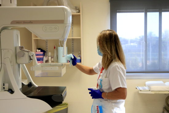 Una sanitària desinfecta un mamògraf abans d'utilitzar-lo de nou per al cribratge o programa de detecció precoç del càncer de mama, a l'Institut Català d'Oncologia (ICO)
