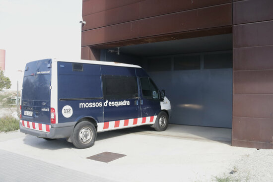 Un furgó de transport de detinguts dels Mossos a l'accés al soterrani dels jutjats de Granollers