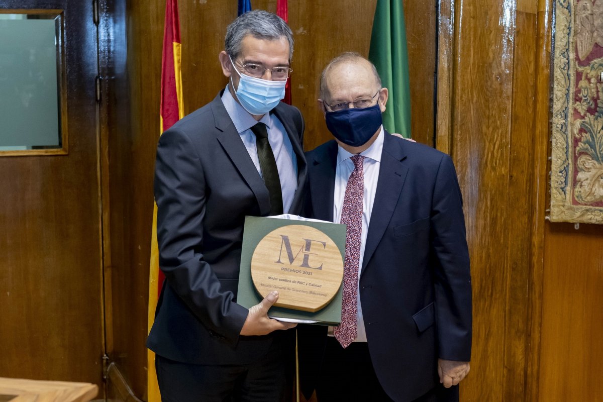 El director de l'Hospital, Rafael Lledó, rep el premi