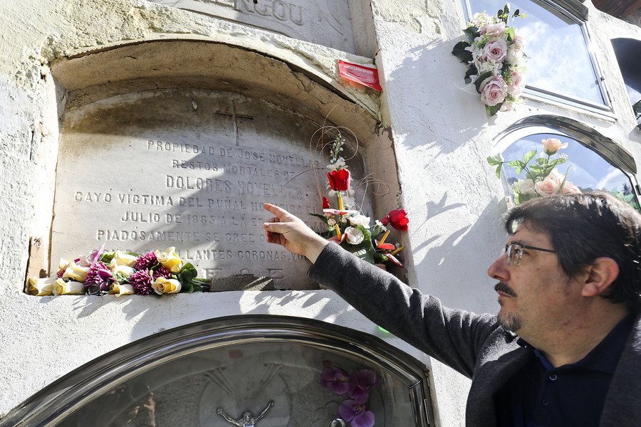 Joan Arimany mostra la làpida de Dolors Novellas al cementiri de Manlleu