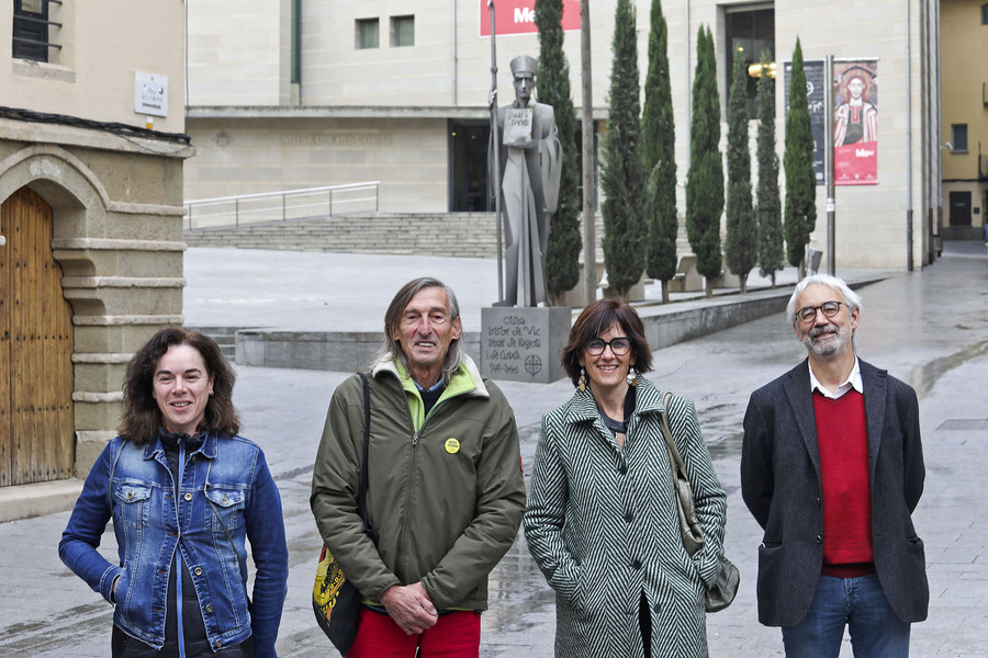 D'esquerra a dreta, Sirvent, Furriols, Urtós i Llobet en una imatge captada davant l'escultura d'Abat Oliva