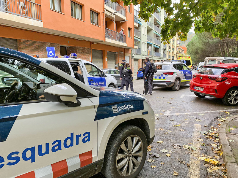 Mossos d’Esquadra i vehicles d’emergència, diumenge al matí a l’avinguda Ripollès
