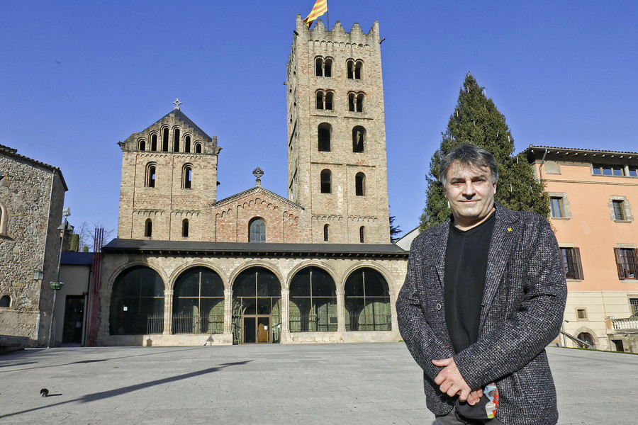 Jordi Munell, davant el monestir de Ripoll