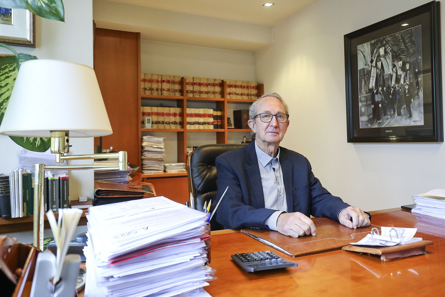 Jaume Puigdecanet, al seu despatx de Vic