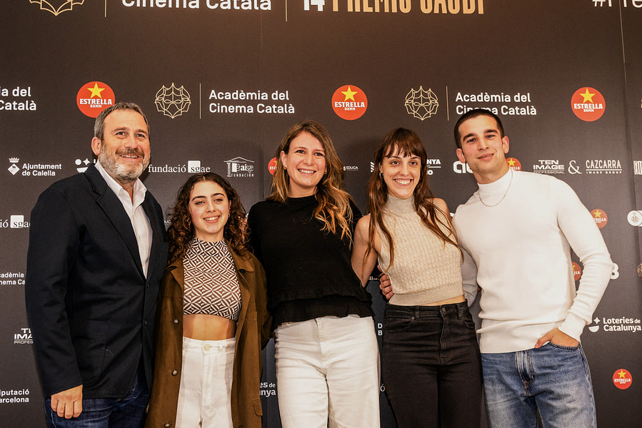 Clara Roquet, al mig, amb l'equip d'actrius i producció de 'Libertad'