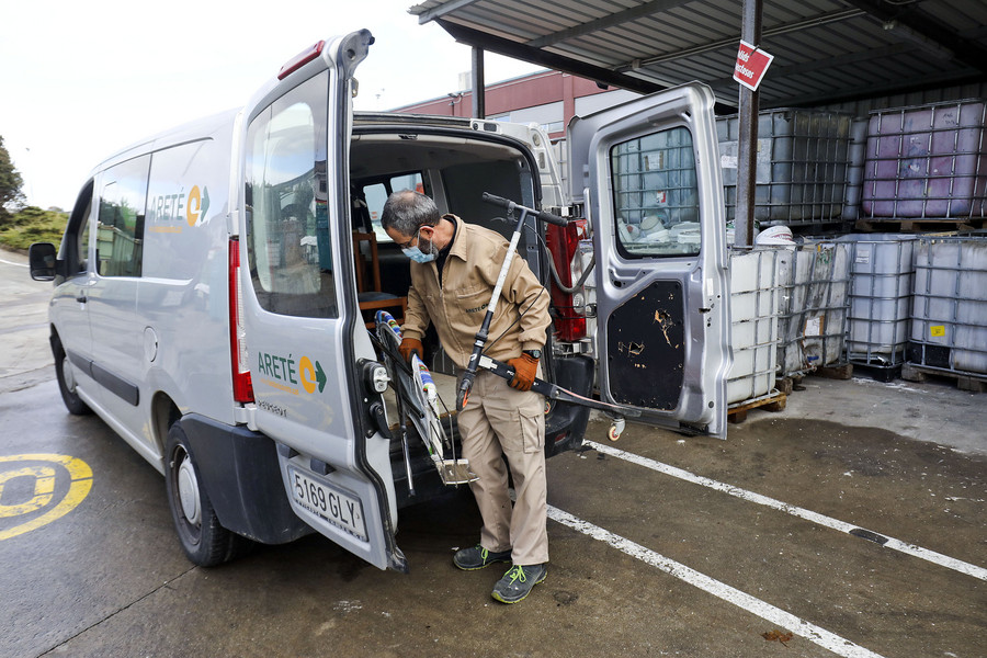 Un treballador d'Areté carrega la furgoneta amb diversos objectes que s'han recuperat i se'ls hi donarà una segona vida