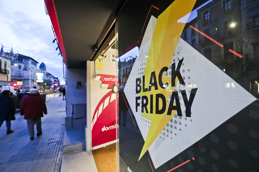 Diferents comerços utilitzen el Black Friday com a reclam per avançar la campanya nadalenca