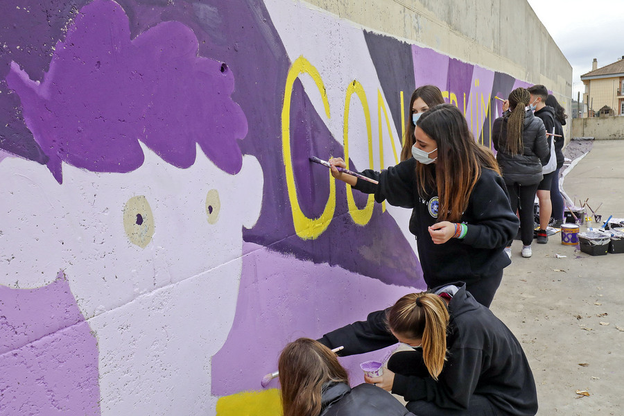 Alumnes de 4t d'ESO de l'institut Cirviànum de Torelló pintant el mural, dimecres a la pista del centre