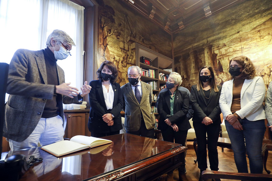 El conseller Josep Maria Argimon, divendres al migdia, just després de signar el llibre d'honor de l'Ajuntament de Vic