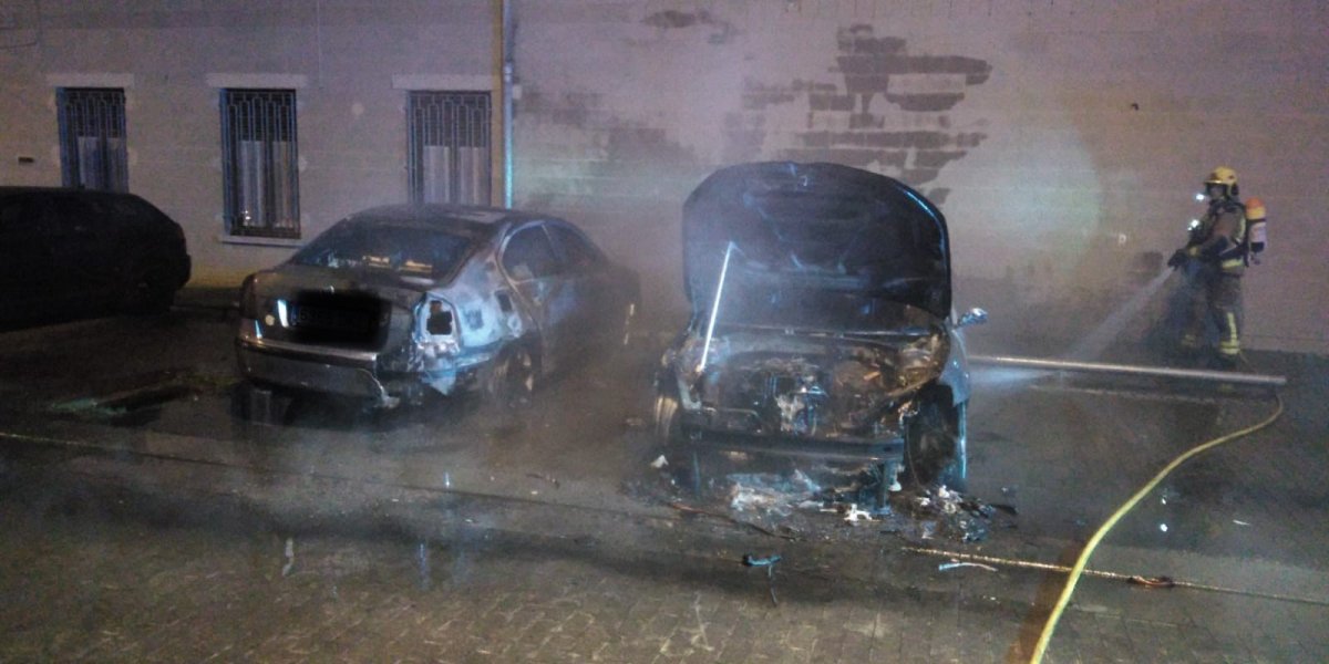 Els vehicles que han cremat al carrer Madiroles