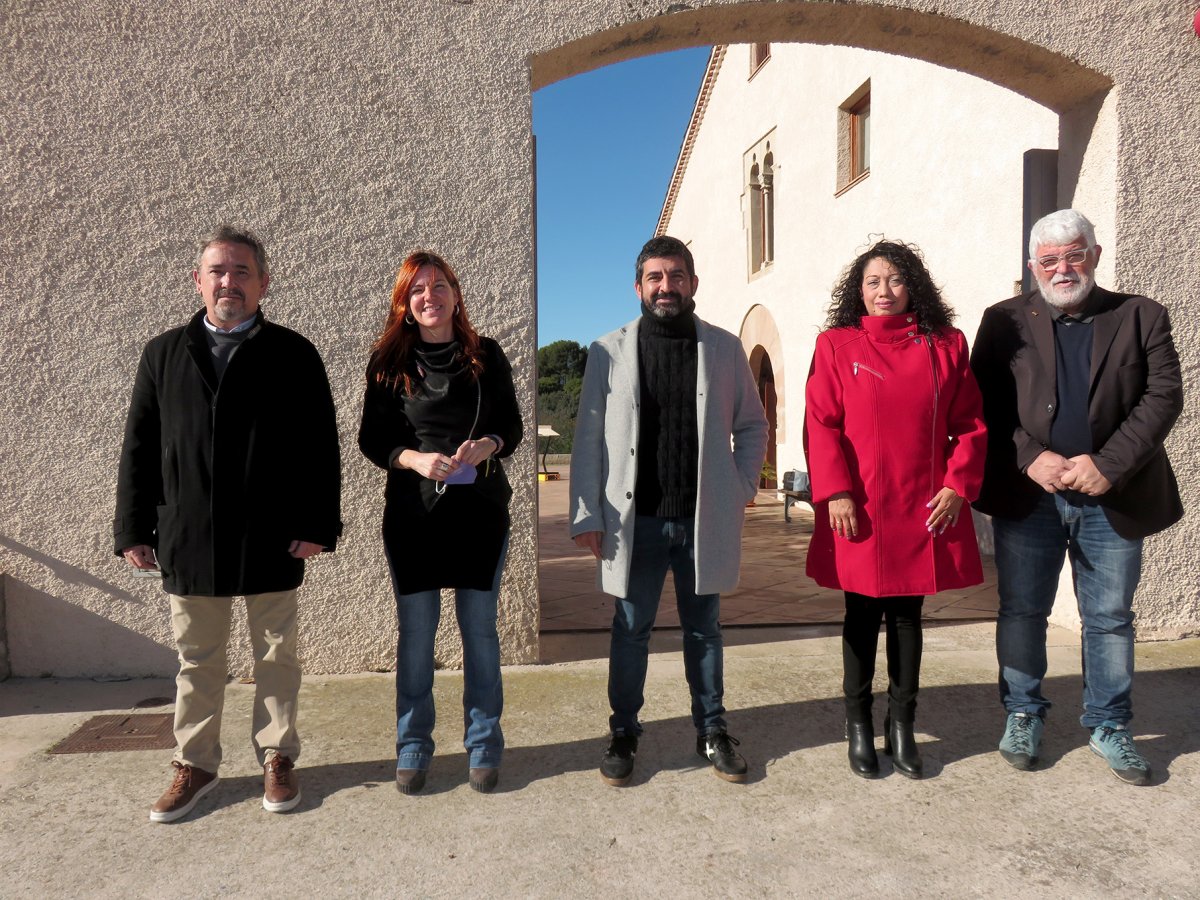 D'esquerra a dreta, Josep Reniu, Marta Bertran, Chakir el Homrani, Angeles Llive i Martí Pujol a l'entrada de Can Magarola