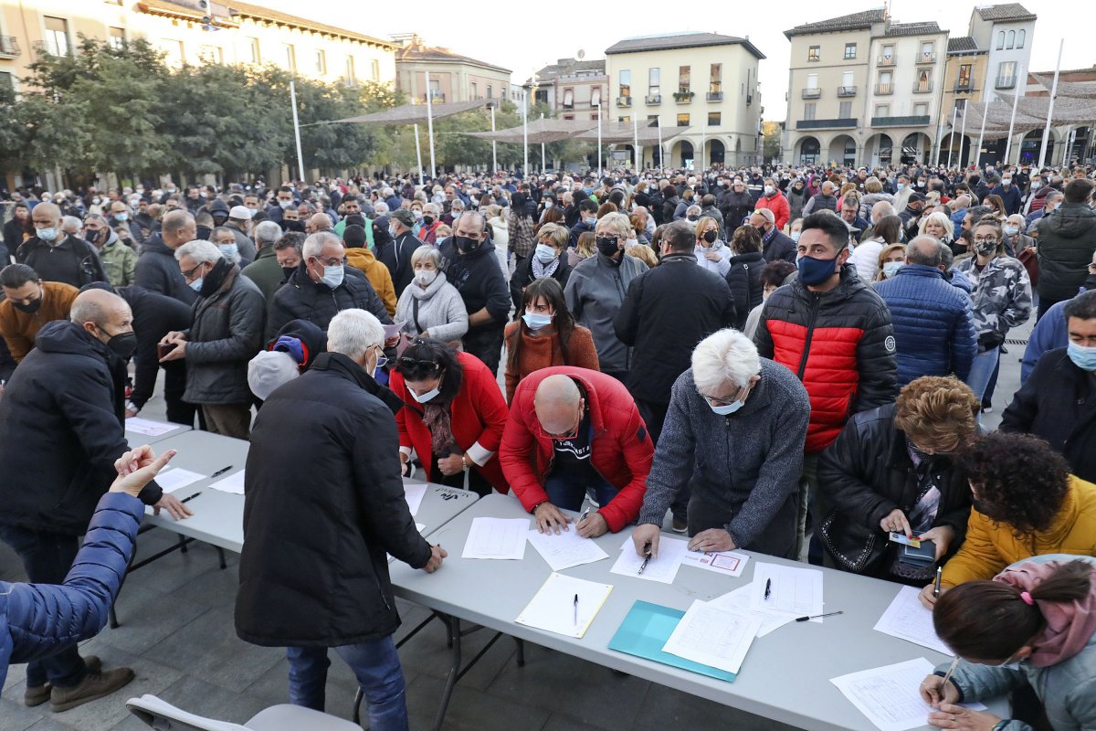 Recollint signatures a la plaça Fra Bernadí de Manlleu, aquest diumenge a la tarda