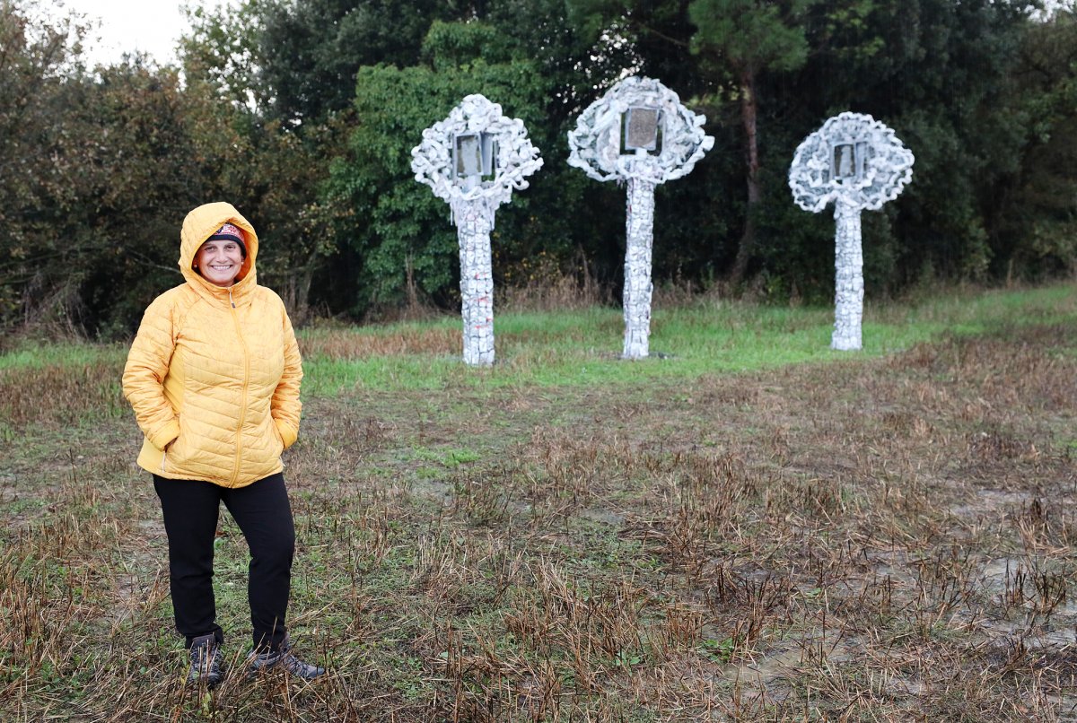 Imma Subirà amb les escultures plantades al camp