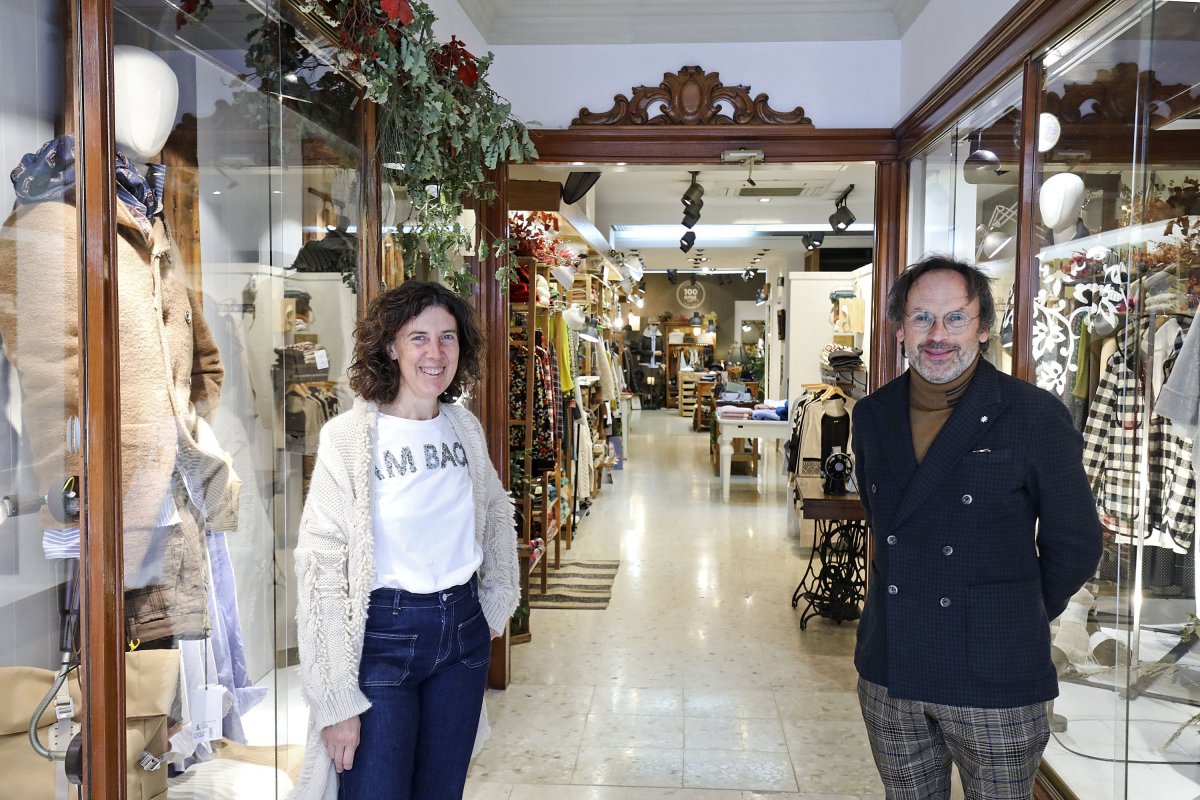 A l'esquerra, Judit Seguranyes i Carles Molist, davant el vestíbul de la botiga, que encara conserva part del mobiliari original dels anys 50