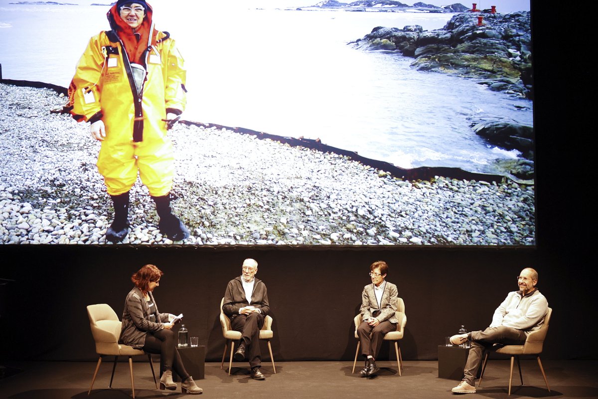 El col·loqui inaugural del festival de cinema, divendres al Teatre Cirvianum. D'esquerra a dreta, a l'escenari Nati Adell, Francesc Sàbat, Marta Estrada (a qui es veu a la pantalla en una de les seves estades a l'Antàrtida) i Rafael Simó