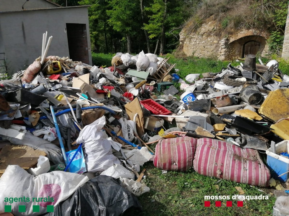 Alguns dels residus que van abocar a Osona