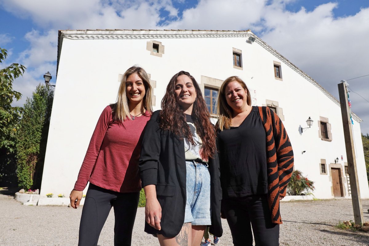 Mireia Torres, coordinadora; Sílvia López, responsable del centre, i Cristina Rull, que fa les activitats d’esport