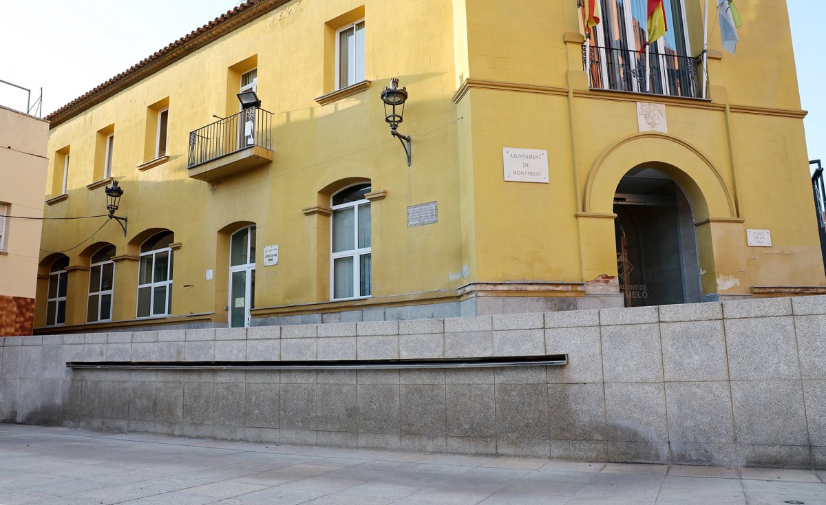 La font ornamental del davant de l'Ajuntament de Montmeló està aturadades de dilluns