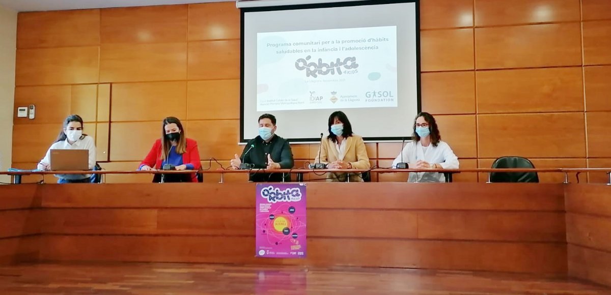 D’esquerra a dreta, Clara Homs, Cristina Ribes, Òscar Sierra, Núria Prat i Raquel Ortega, durant la presentació