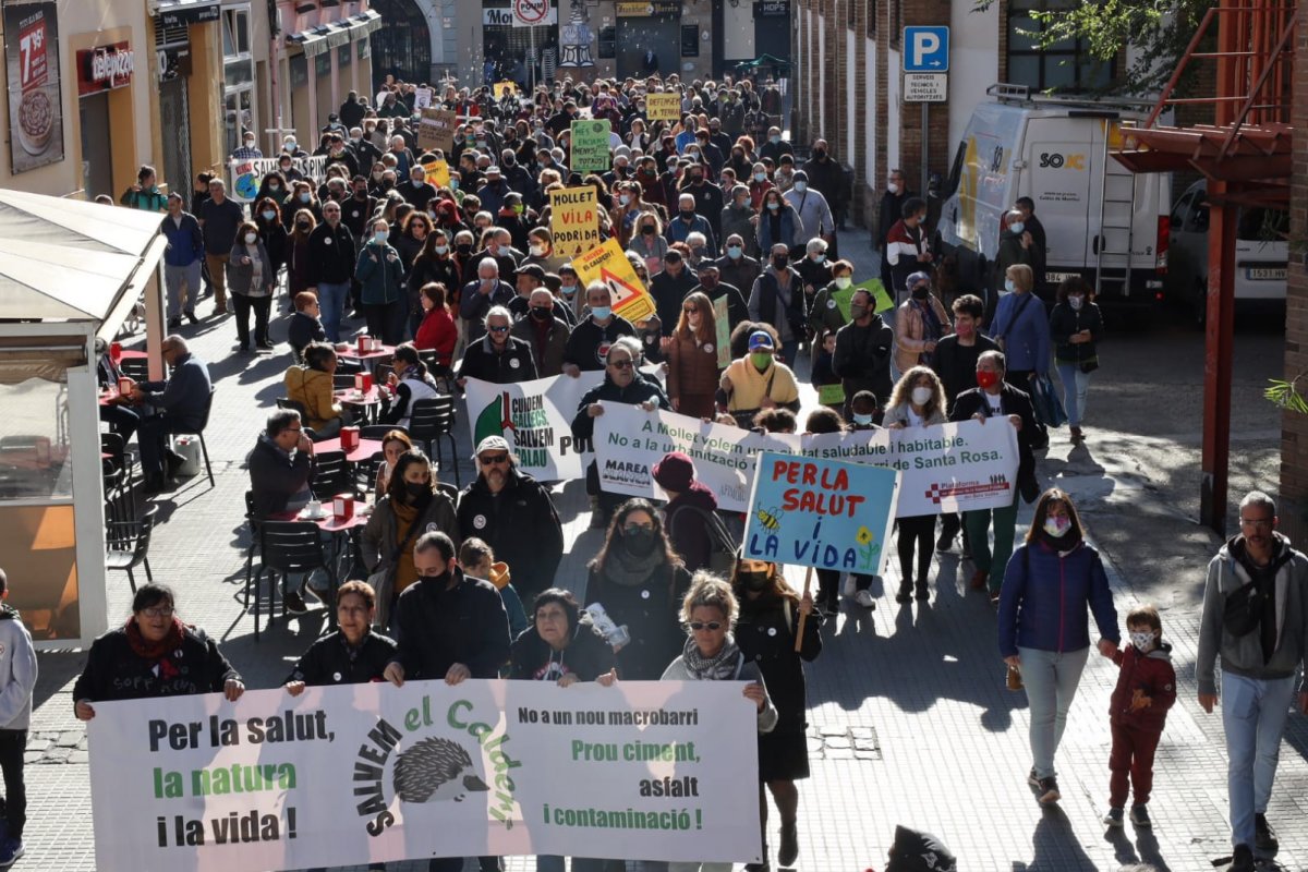 Els manifestants al carrer Sant Vivenç, a punt d'arribar a les escales que comuniquen amb l'avinguda Jaume I