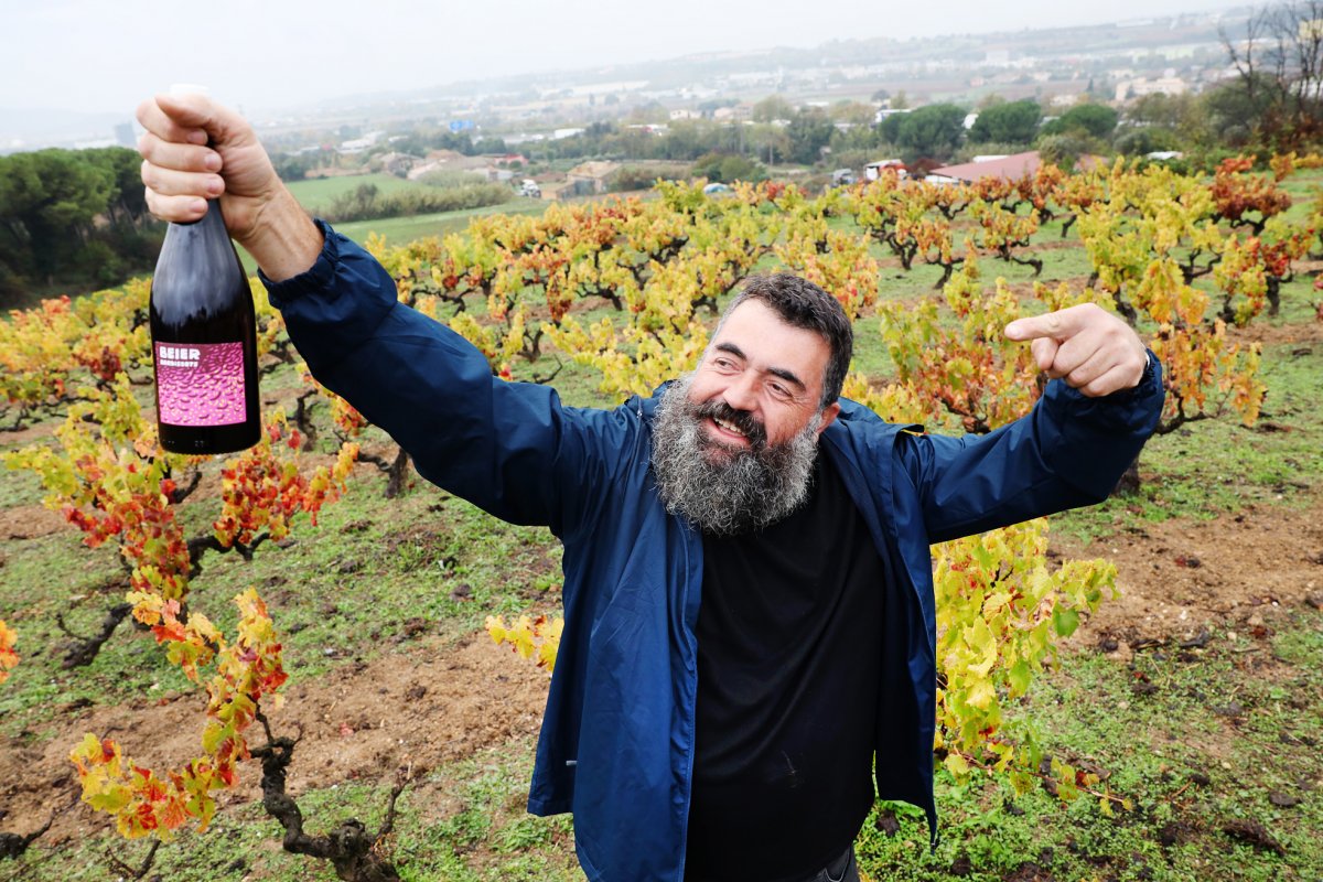 Pep Pou, soci fundador del celler Els Bardissots, de Llinars, en una vinya de Palou amb un dels vins que elaboren