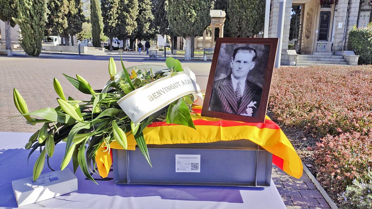 Les restes d'Antoni Casanovas i Castany, al cementiri de Sabadell, on diumenge va ser enterrat amb la seva dona. Nascut al Brull, va morir al front l'any 1938.