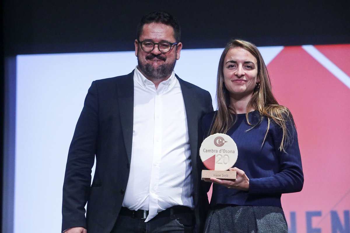 Pere Antenas, president de la Cambra d'Osona i l'escriptora Irene Solà