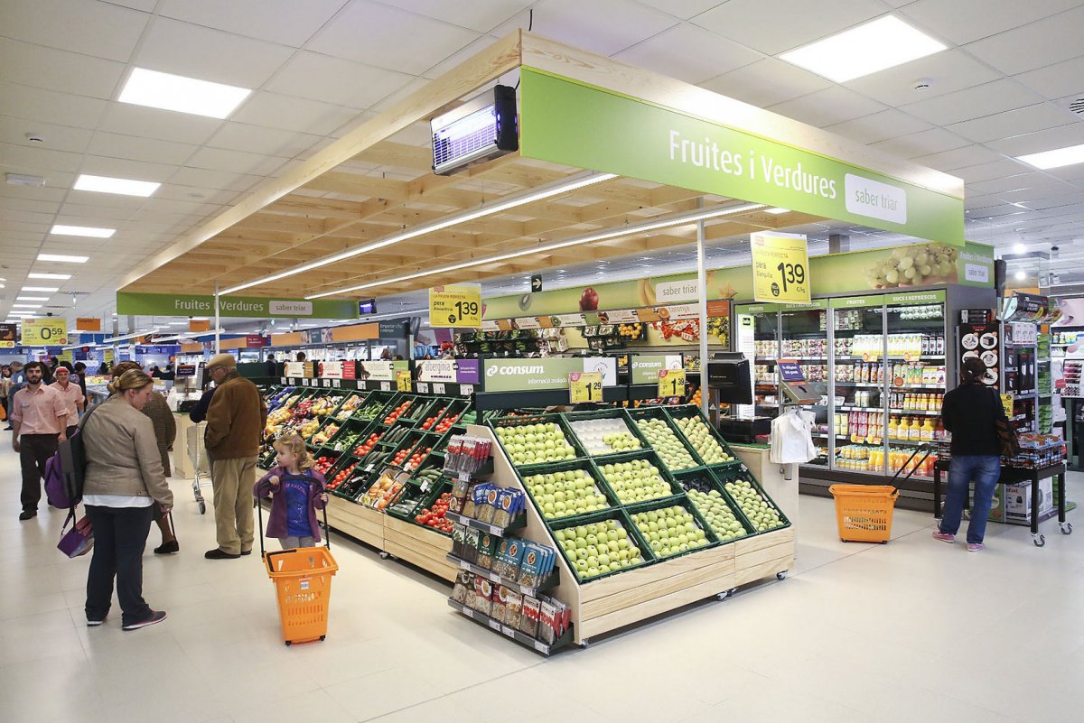 Interior del supermercat Consum de Vic