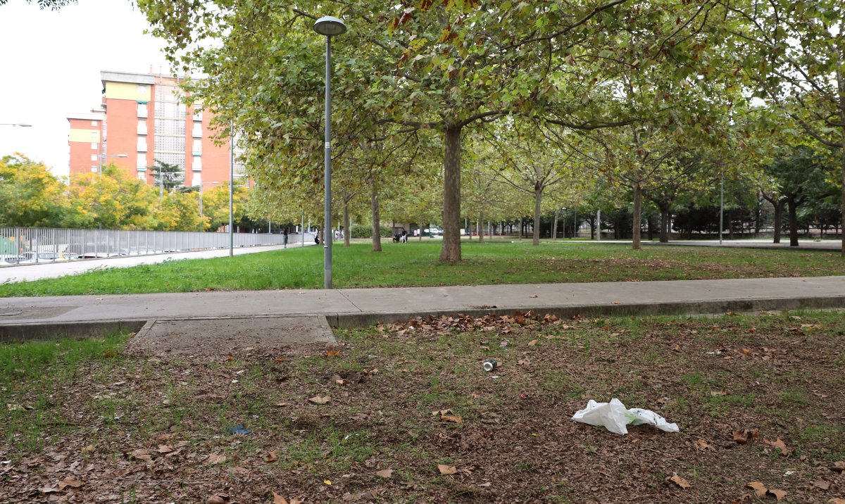 L'entorn de la plaça de la Malagarba amb els blocs de Can Mònic de fons