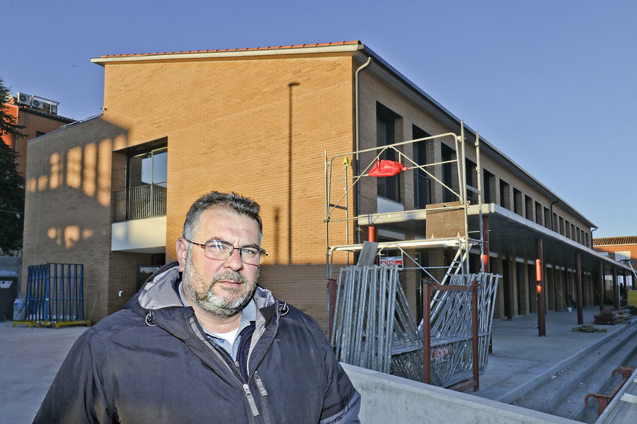 Carles Valls, davant del nou edifici de l'institut escola Carles Capdevila