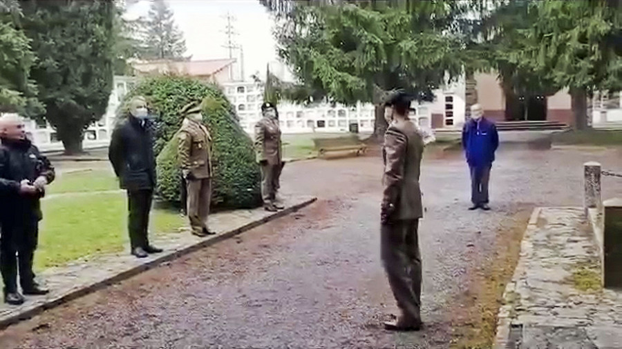 Un moment de l'homenatge de l'exèrcit al cementiri de Sant Joan