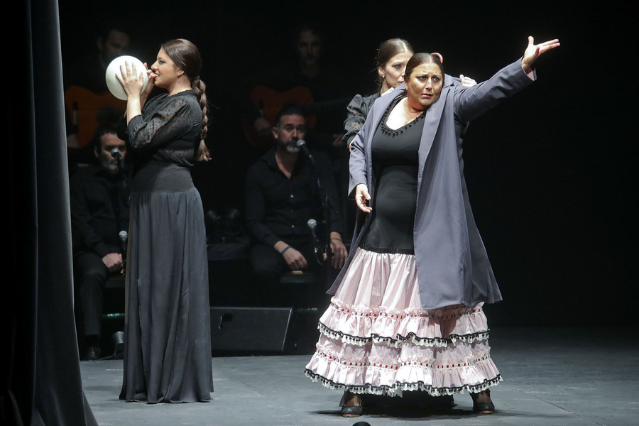 Susana Lupiáñez, 'la Lupi', a la dreta al començament de l'espectacle que va representar dissabte a Manlleu