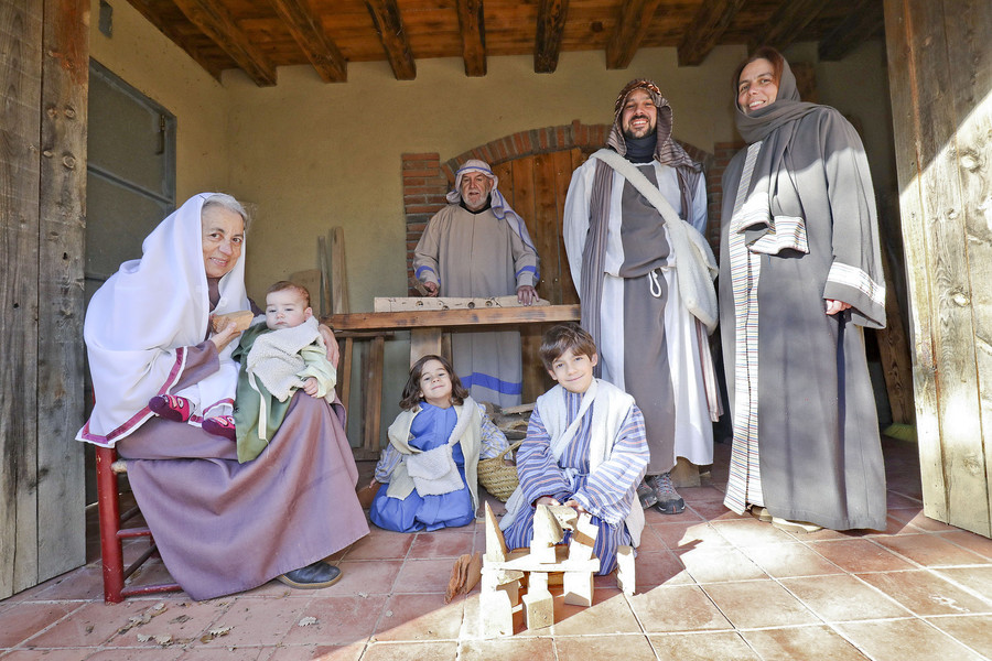 Les tres generacions dels Blancafort Parés, reunides per EL9NOU a l'escena del taller de fuster de Sant Josep del pessebre vivent de Tona