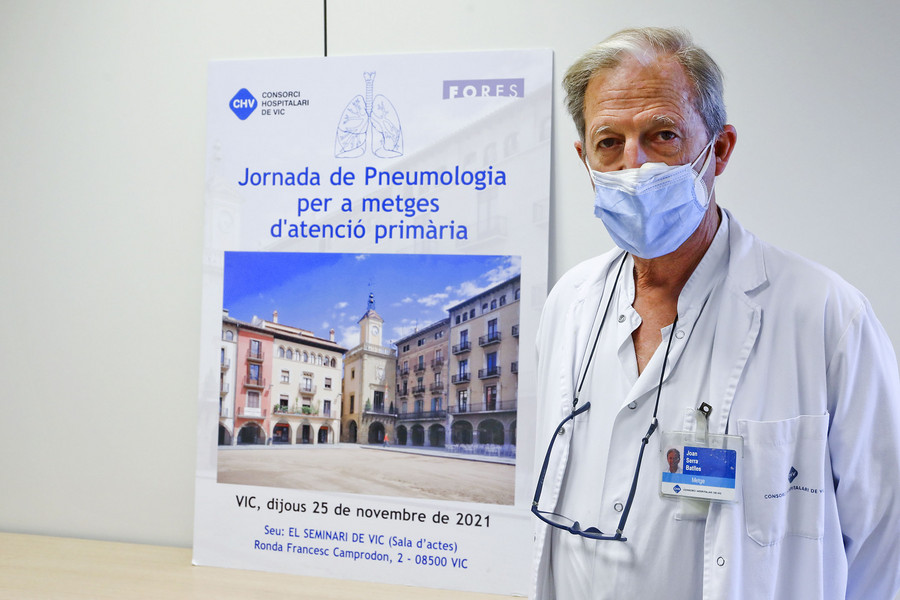 Joan Serra va ser el primer pneumòleg a incorporar-se a la sanitat osonenca, l’any 1980. A la foto,  amb el cartell de les jornades amb l’atenció primària que han recuperat aquest 2021