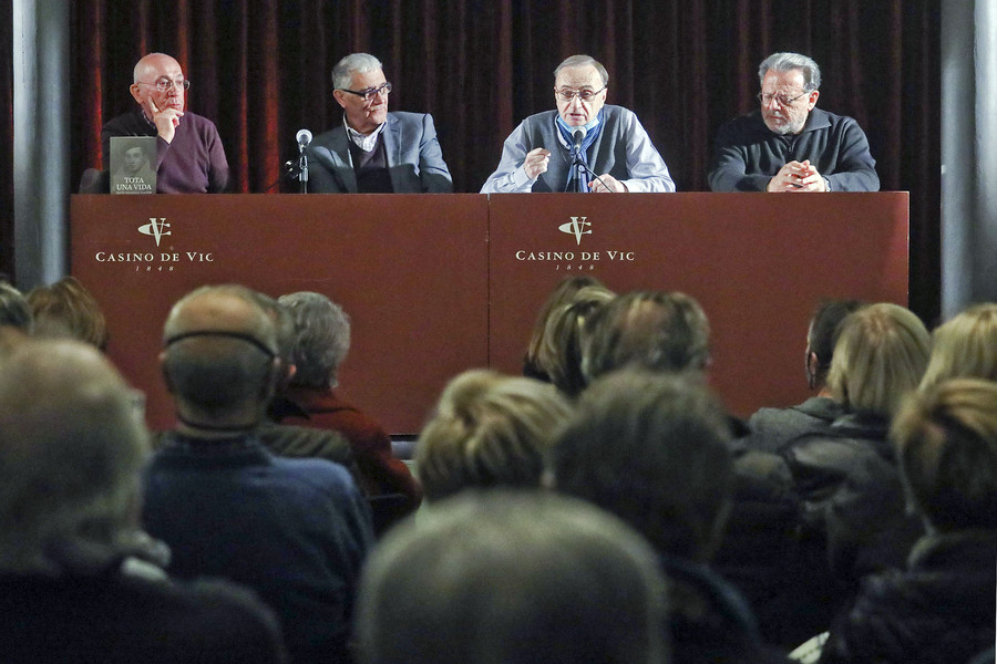 Un moment de la presentació, dijous passat al Casino. Josep Vilamala, amb el llibre al davant, és el primer per l’esquerra