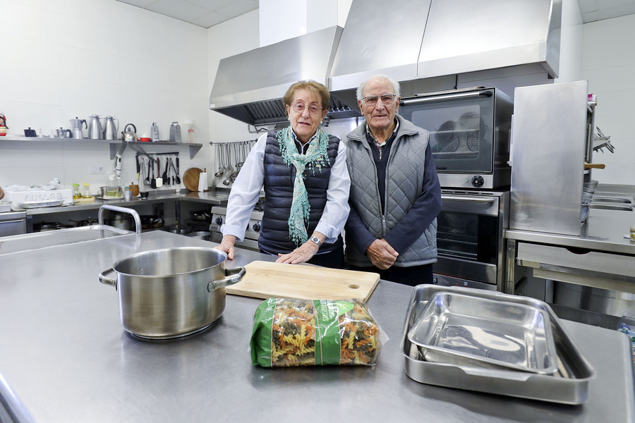 Núria Casamitjana i Marià Vilaró, a la cuina del menjador social El Tupí