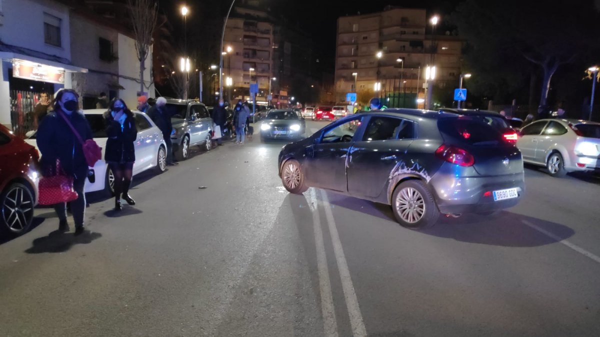 El vehicle enmig de la calçada d’Agustí Vinyamata després de bolcar i tornar a quedar dret