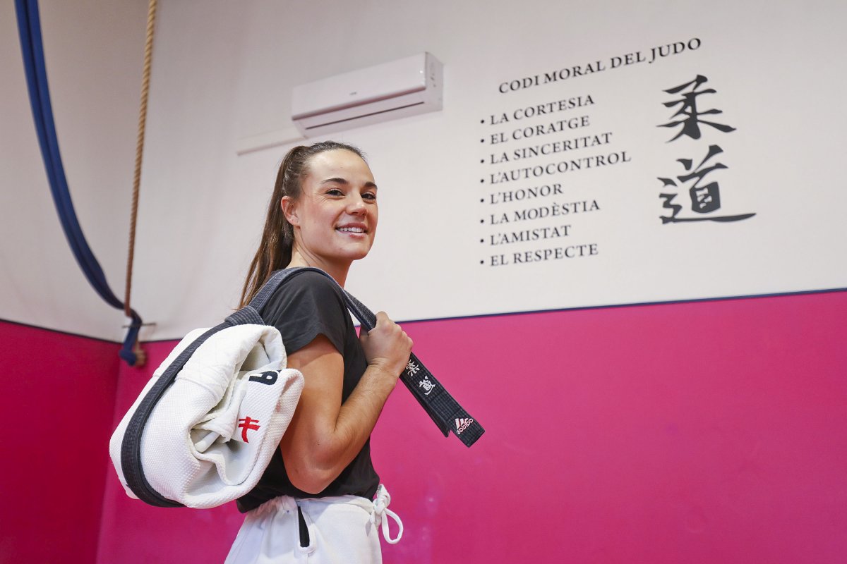 Carla Ubasart, al Club Judo Moià, el centre que l’ha vist créixer. La seva primera medalla sènior en presideix la sala d’espera