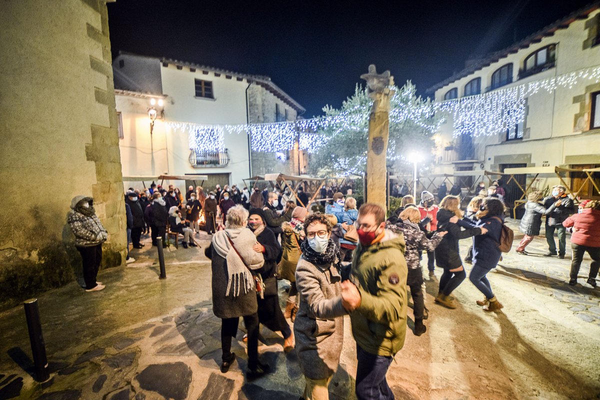 Un grup de balladors, en plena acció, durant els Focs de Gala celebrats la vigília de la Fira de Santa Llúcia