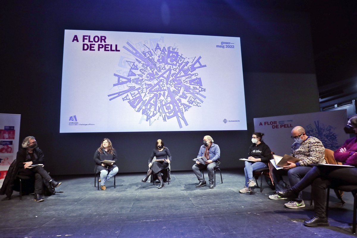 La presentació de la programació, a la Sala Ramon Montanyà, sota el lema i el disseny de Toni Ferron (a la dreta)