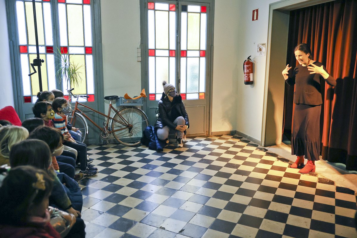 La narradora Gisela Llimona, amb els assistents a una sessió del Flic, a l'entrada de la Sala Modernista del Casino