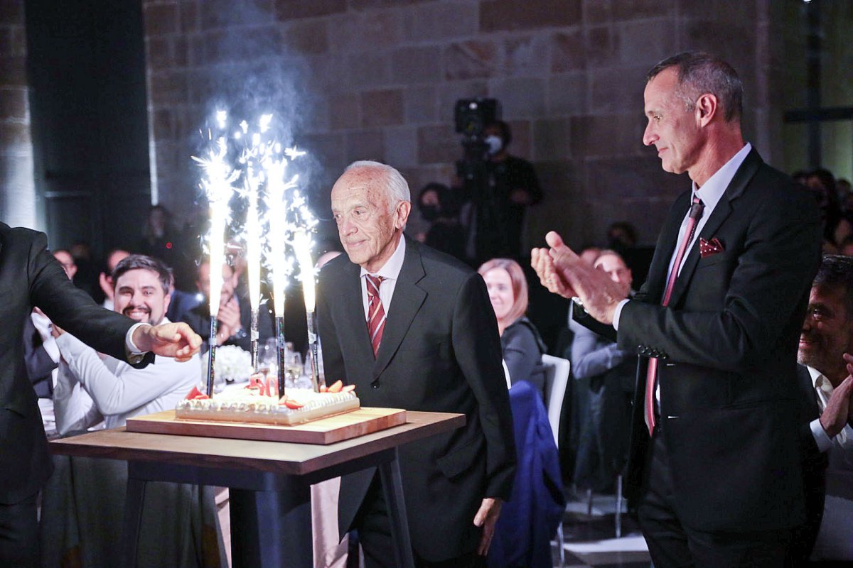 Josep M. Onyós de Plandolit i el seu fill Carles, actual director general, davant el pastís d'aniversari