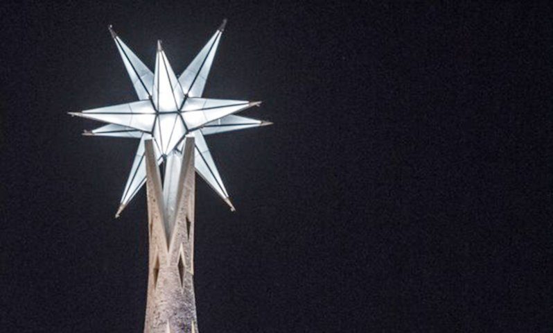 Imatge de la torre de Maria amb l'estel il·luminat dimecres a la nit