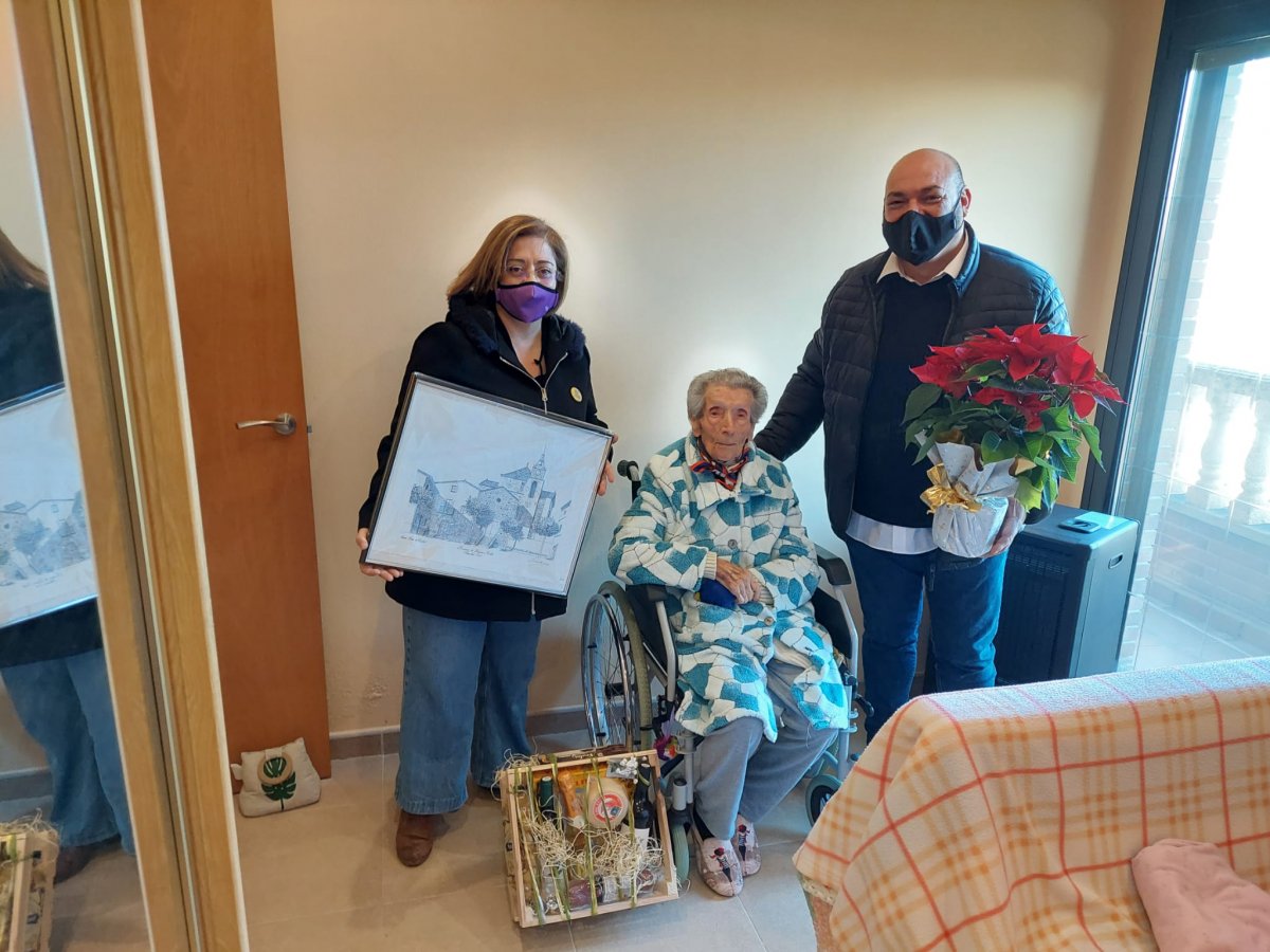 Francisca Reyes, al centre, la dona més gran de Bigues i Riells, a punt de fer 101 anys