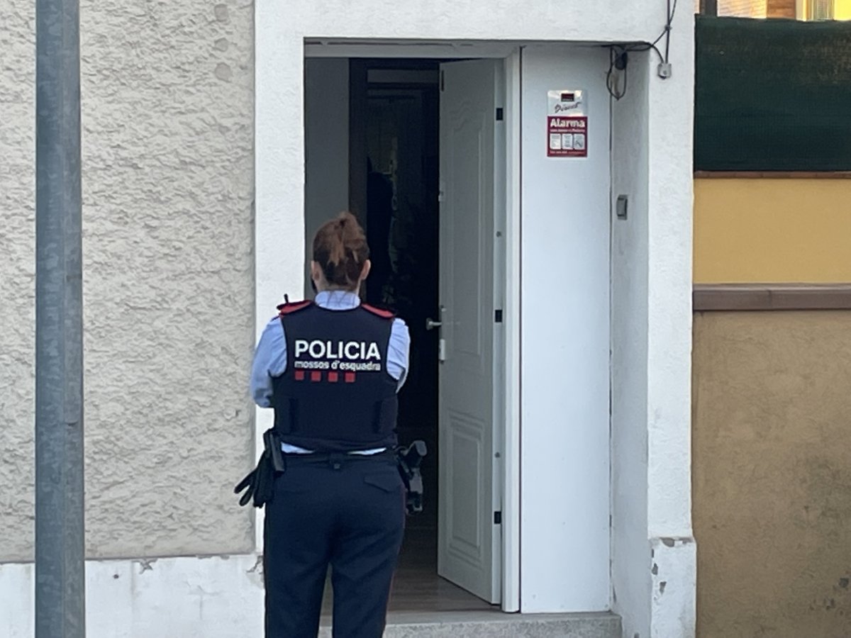 Una agent dels Mossos davant de la casa del caporal durant l'escorcoll